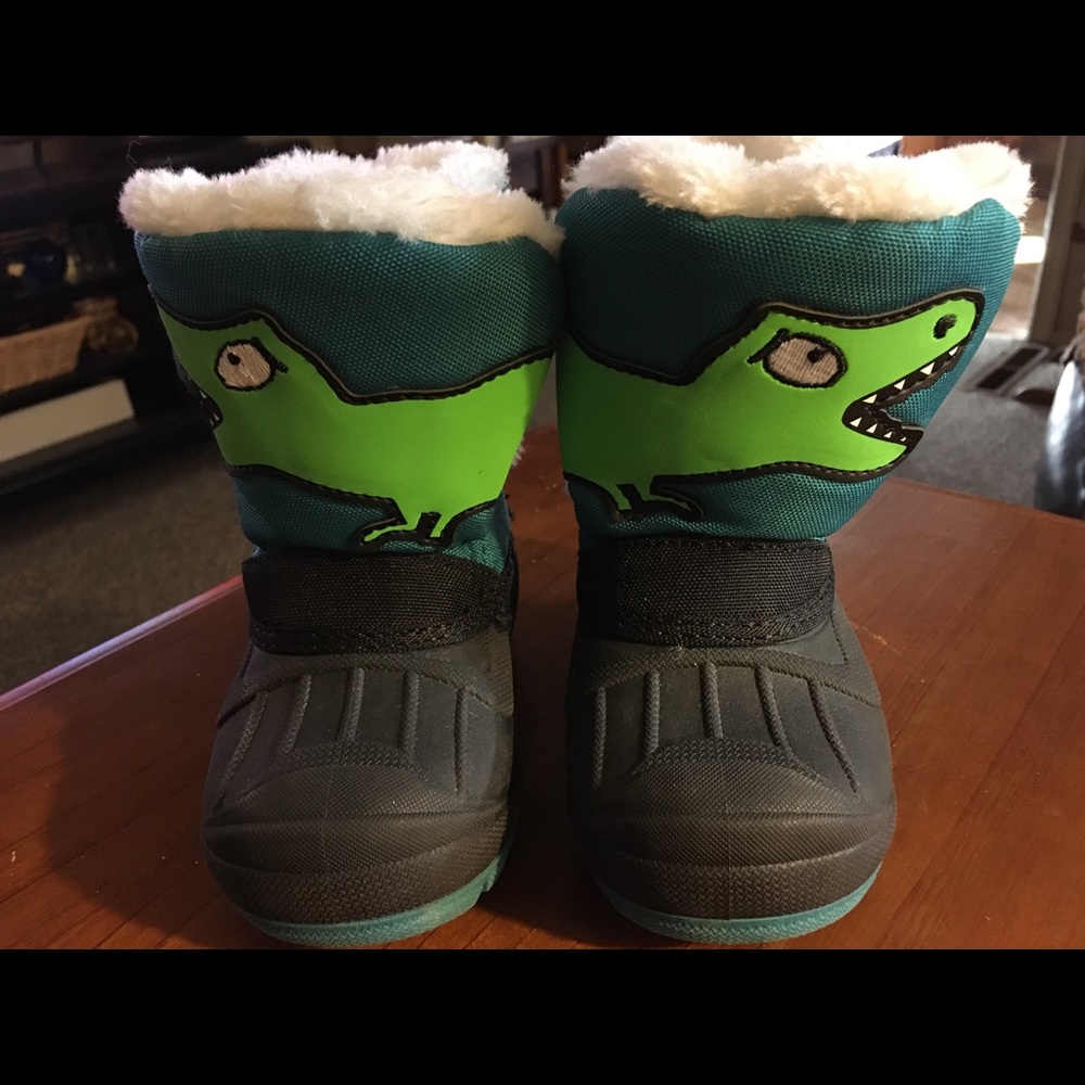 Adorable Cat and Jack snow/rain boots/ kids size 5, like brand new, fur lined
